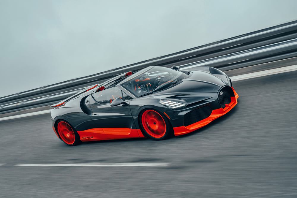 Bugatti W16 Mistral sets speed record for opentop car
