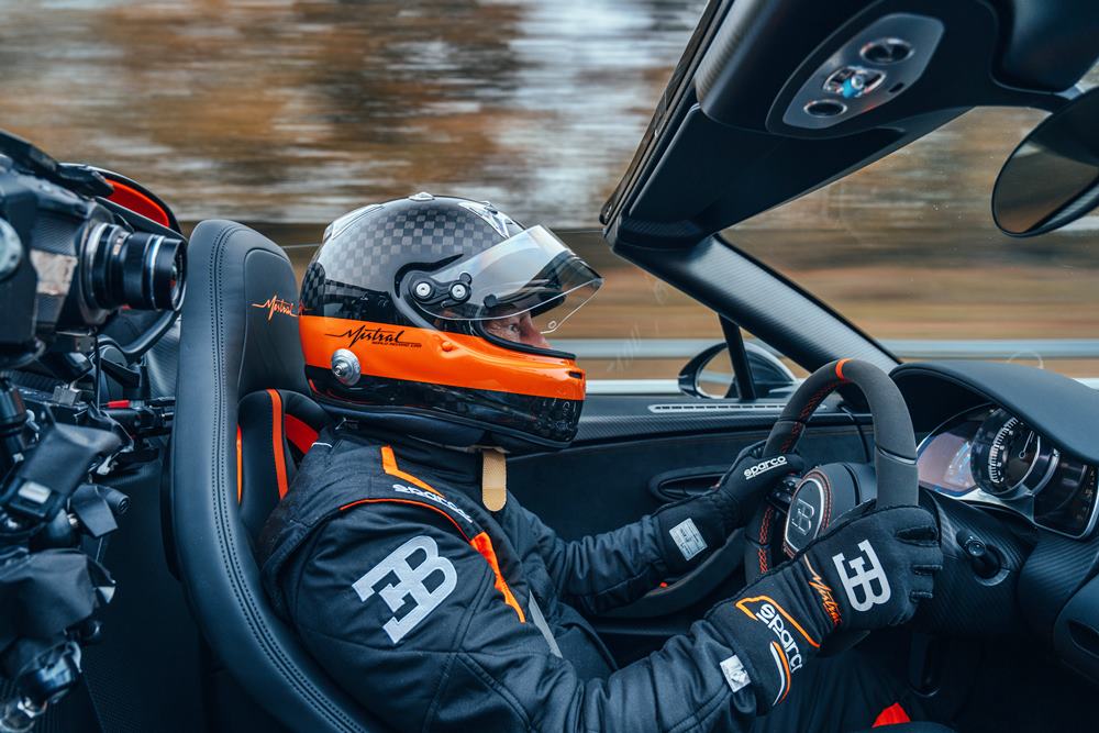 Bugatti W16 Mistral sets speed record for opentop car