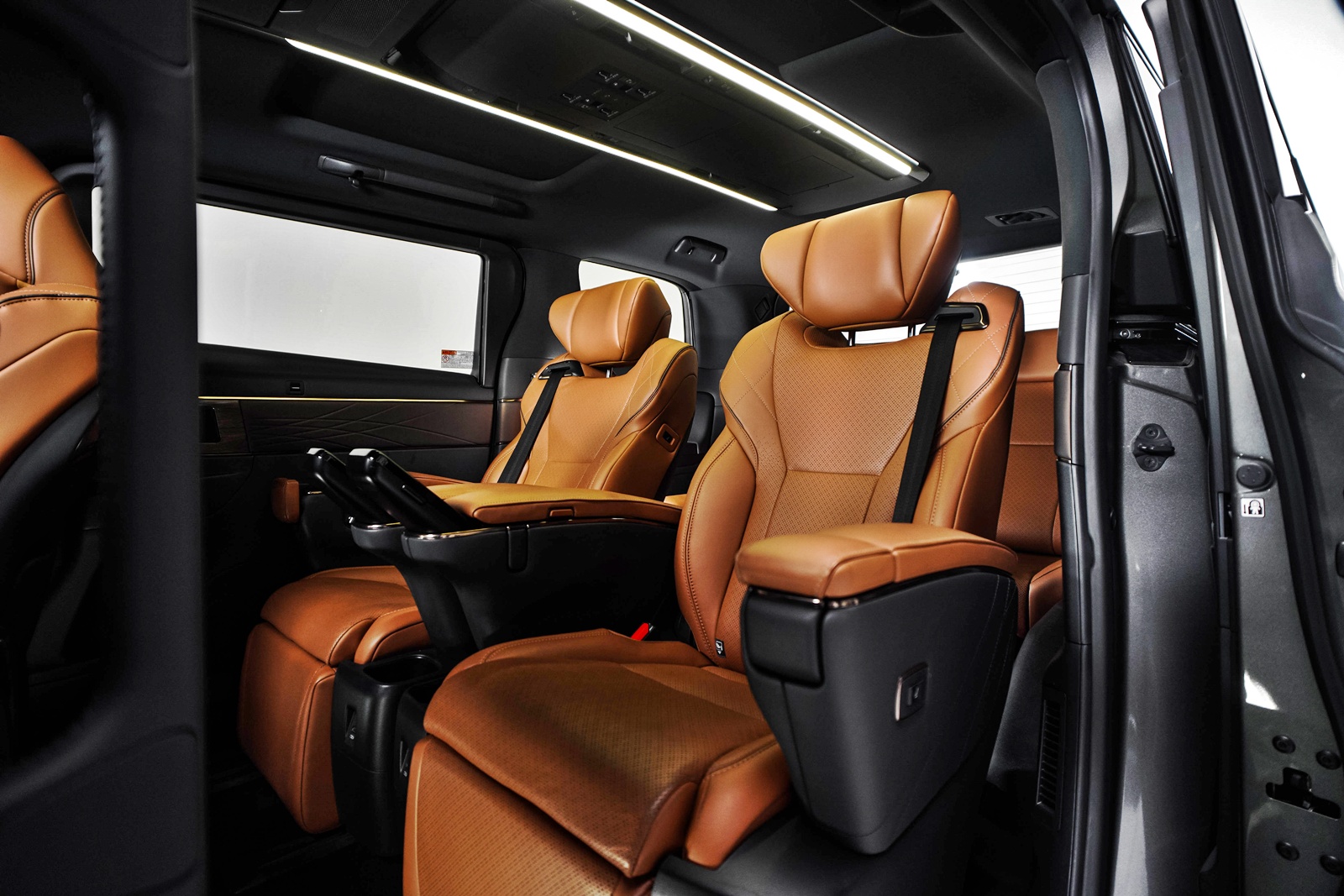 Toyota Vellfire 2.5 HEV Executive Lounge [2026]