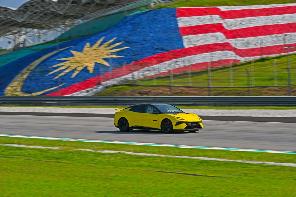 Lotus Emeya EV [2026]